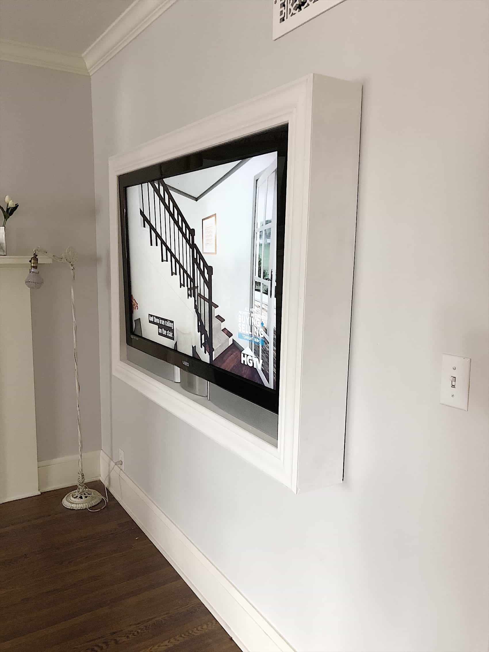 Рамки вокруг экрана. Frame телевизор сбоку. Рамка для телевизора на стену. Телевизор в настенных рамках. Телевизор в рамке в интерьере.