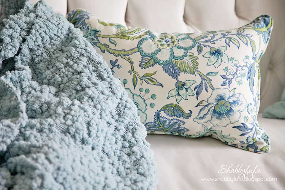 five minute styling tips - blue and green accent pillows