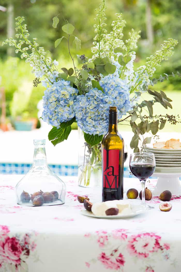 Tips For Hosting An Effortless Outdoor Party