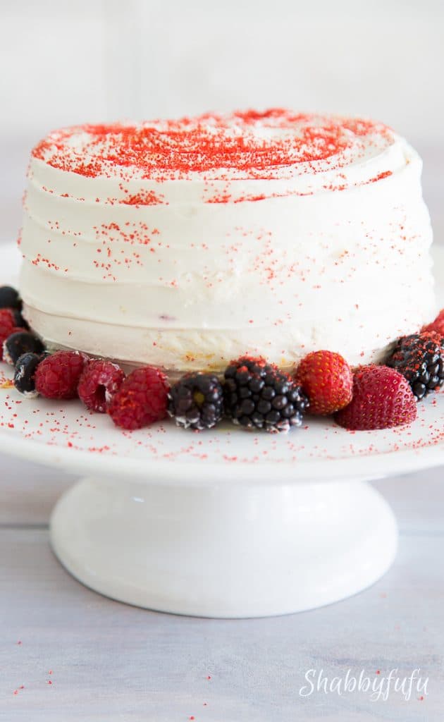 vanilla cake with berries
