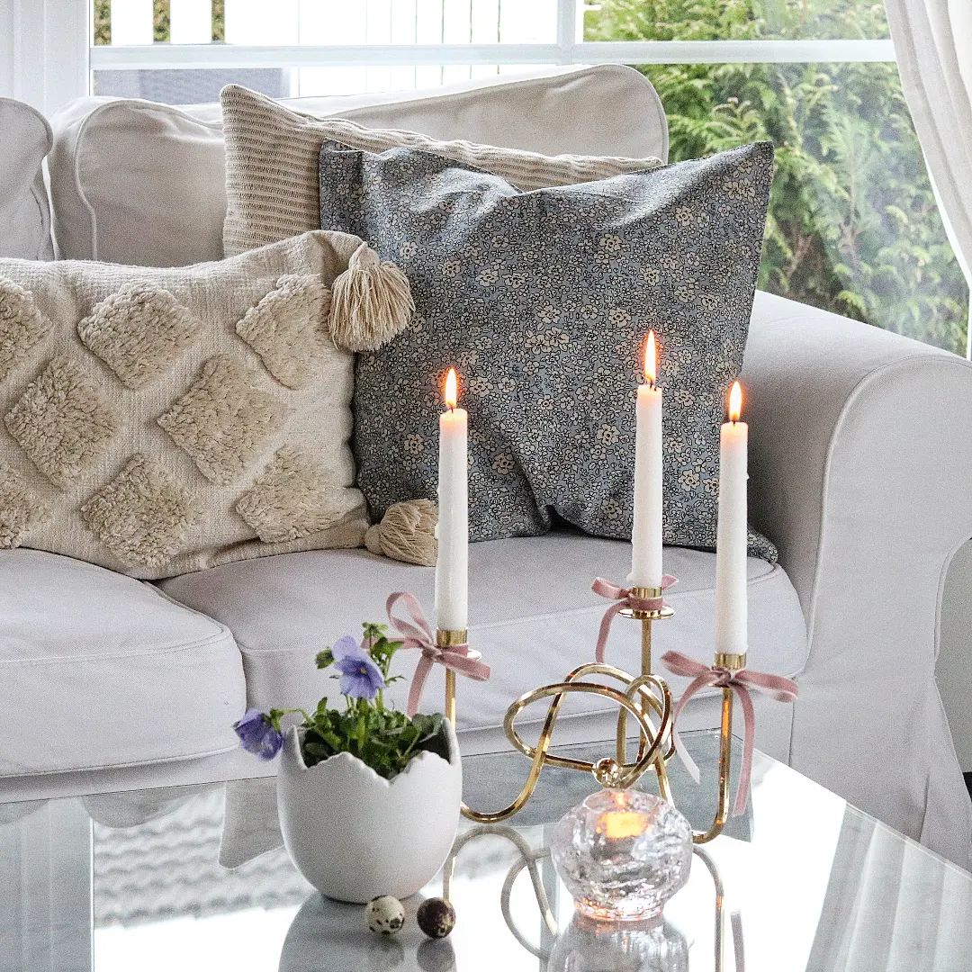 white decorating tips idea of a living room featuring a white couch, via @stugroed_hus