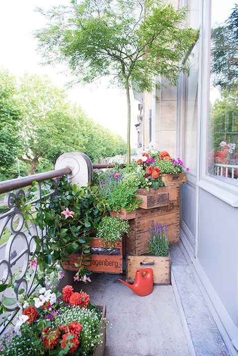 garden balcony idea featuring wooden crates