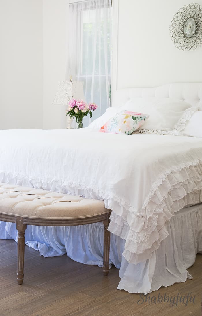 white-bedroom-decorating