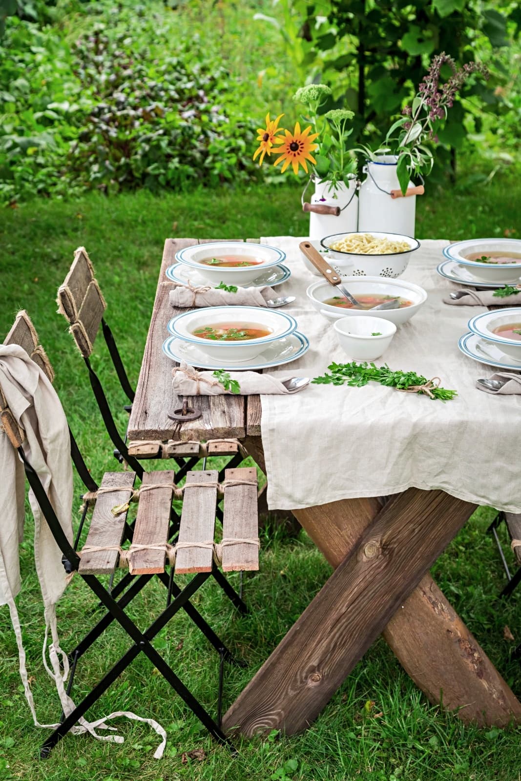outdoor tablescape with neutral table linens