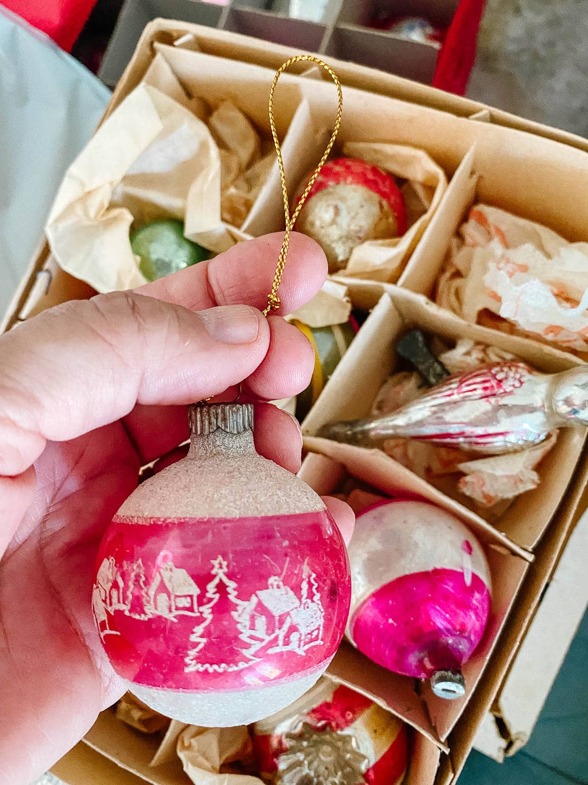 alternative Christmas tree DIY idea vintage ornaments