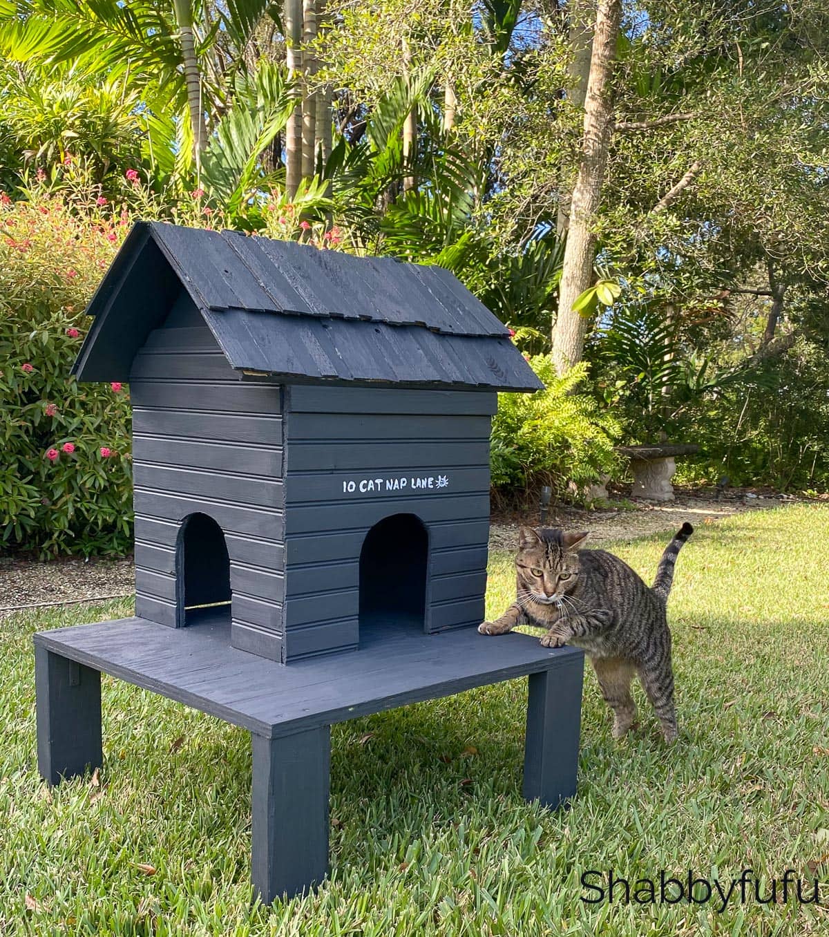 How To Build An Outdoor Cat House Shelter - DIY - shabbyfufu.com