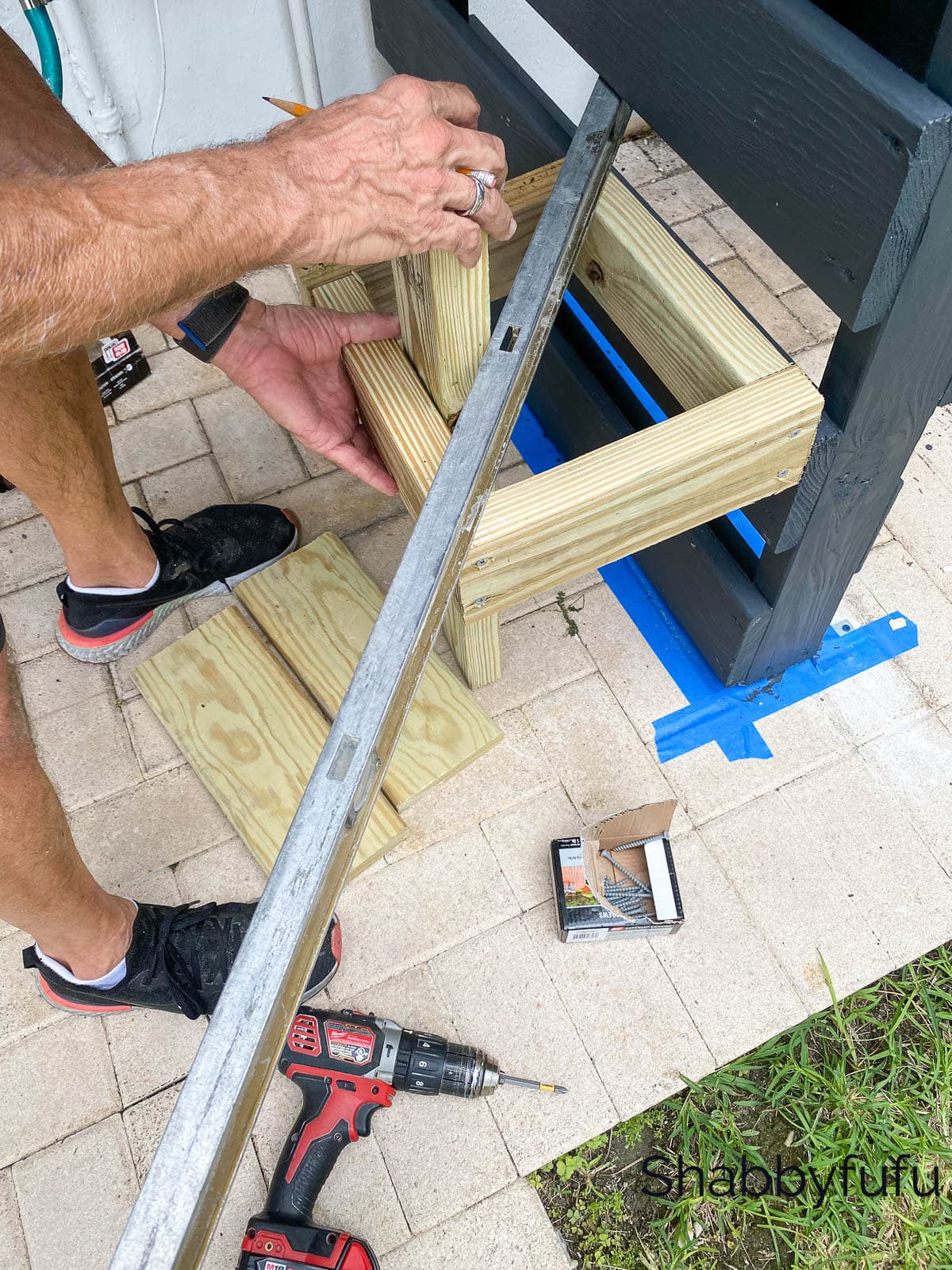 building a seat for the outdoor shower privacy screen