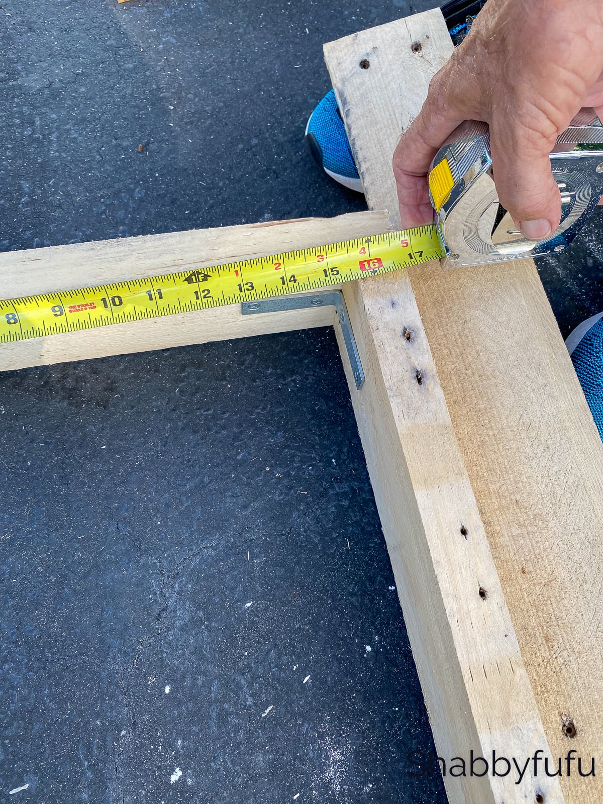measuring to build a rustic wood shelves pallet 