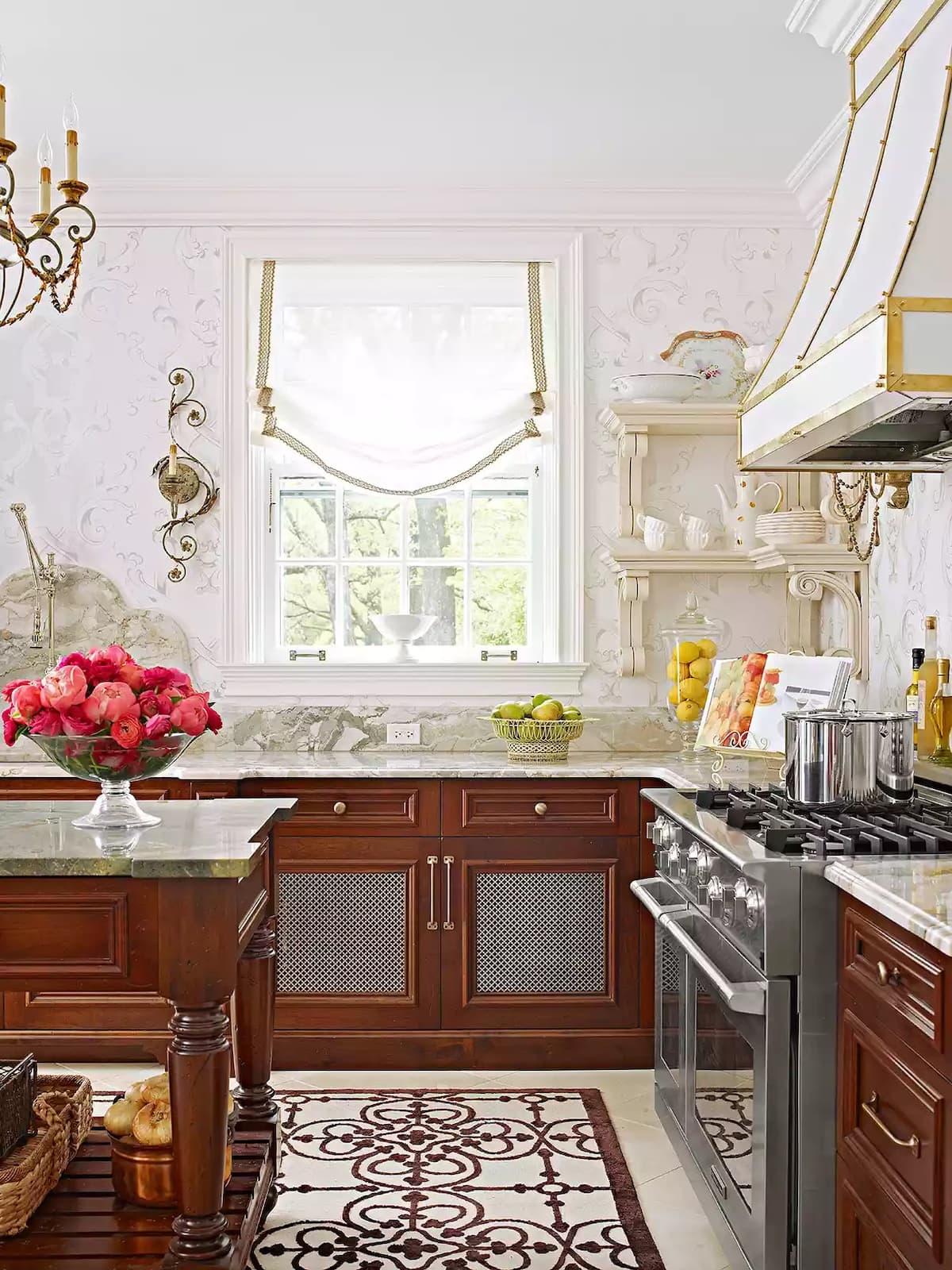 A Gilded Christmas, 24 French Inspired Kitchens & More!