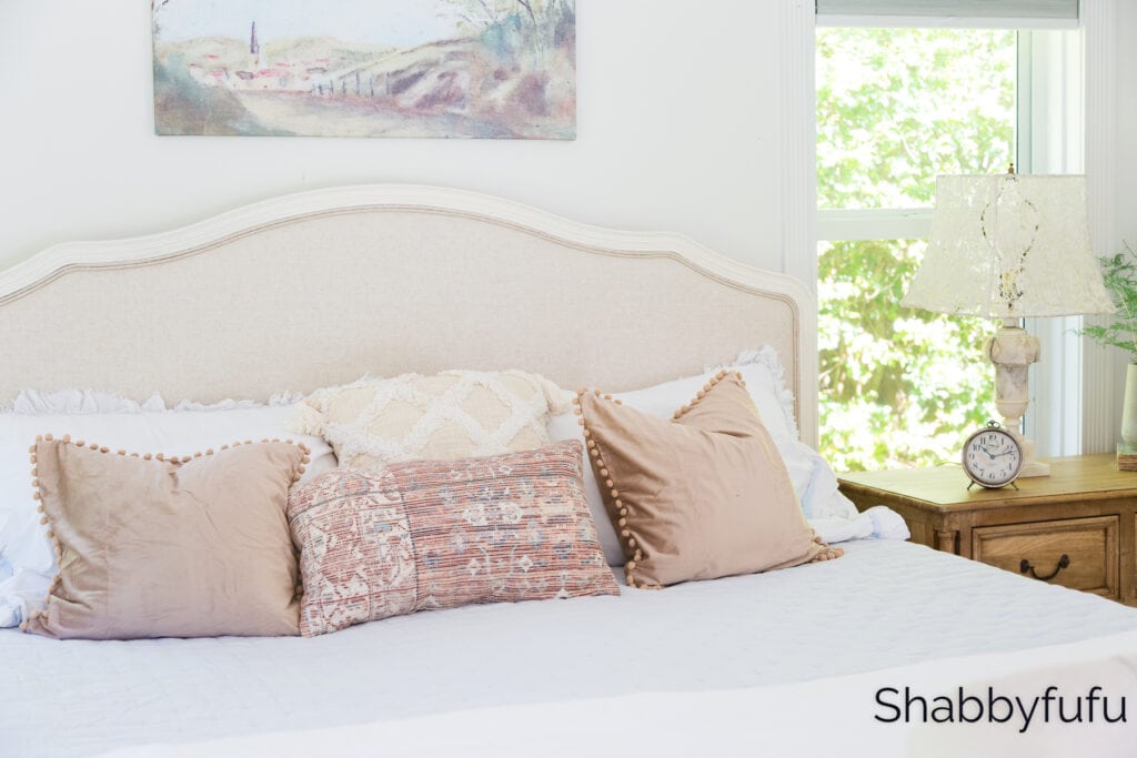 bed idea in soft rusty pinks to make your bed cozy for fall