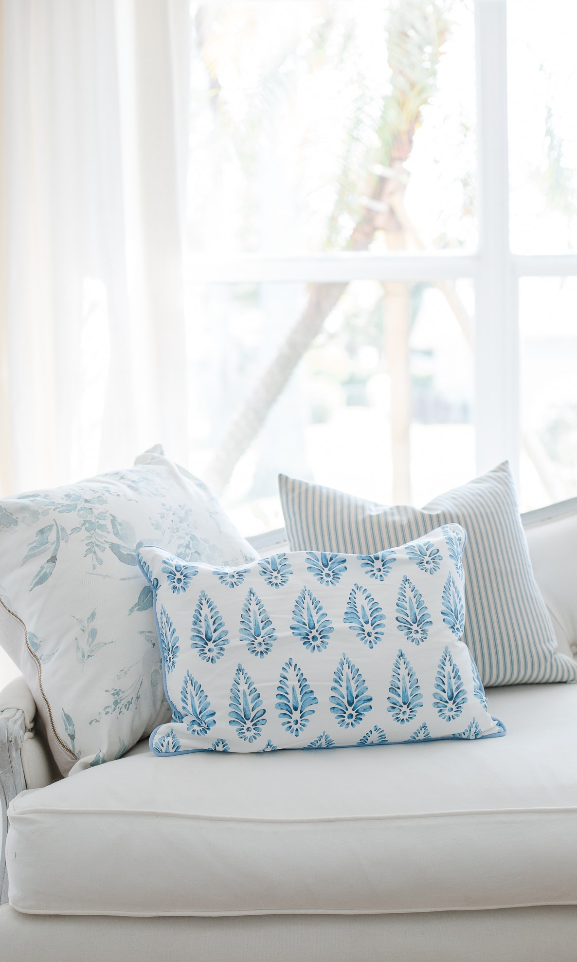 Ten Best Ways to Arrange Pillows on a Couch