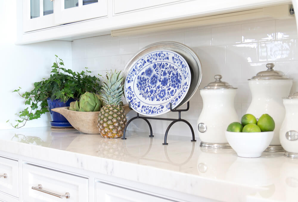 kitchen idea from a cozy coastal home tour featuring white and blue dish