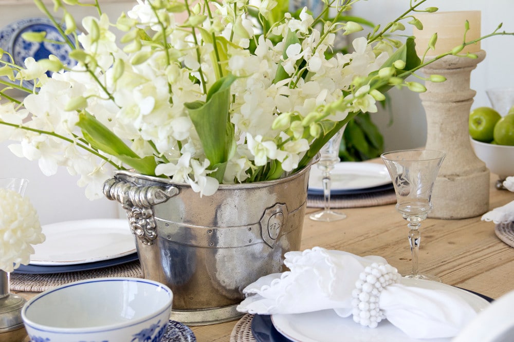 dining table decor dinnerwear in cozy coastal home