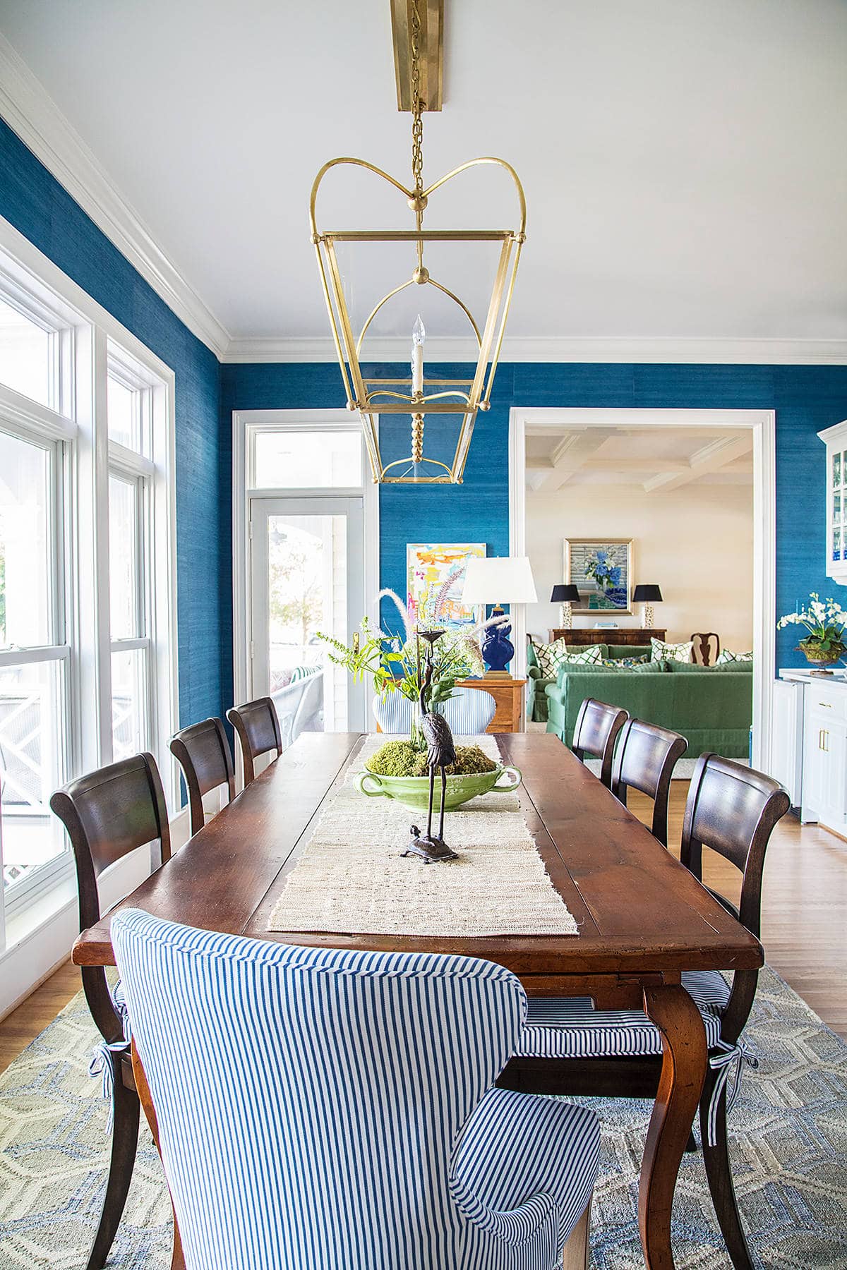 Home tour: Traditional coastal dining room, large wood table, blue decor accents, inviting and stylish ambiance