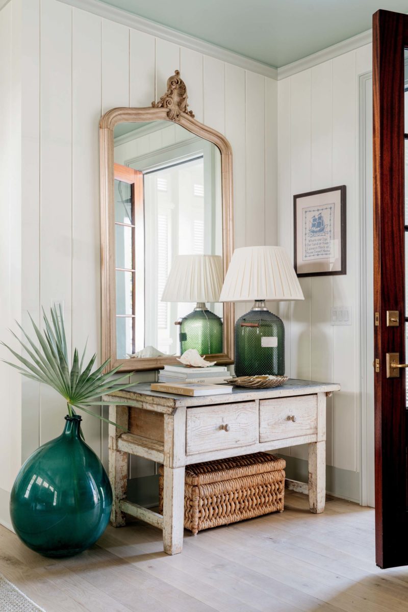 entryway idea in french elegant home style featuring a large table and green glass lamp