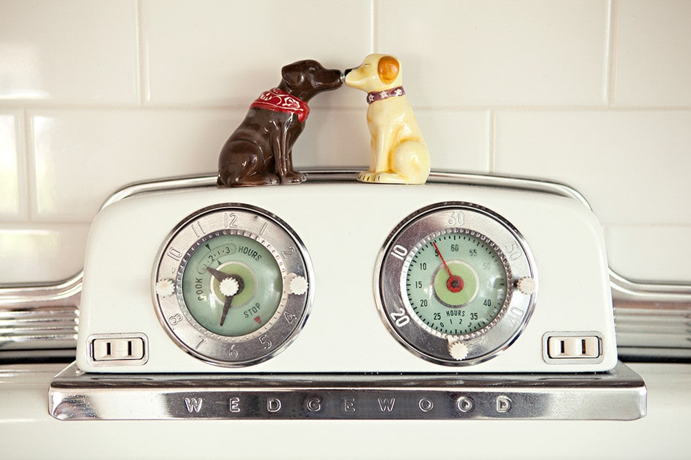 retro kitchen range with a ceramic decorative figurine of dogs kissing