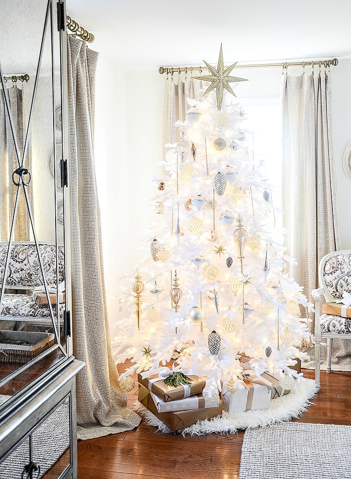 Chic white Christmas tree idea