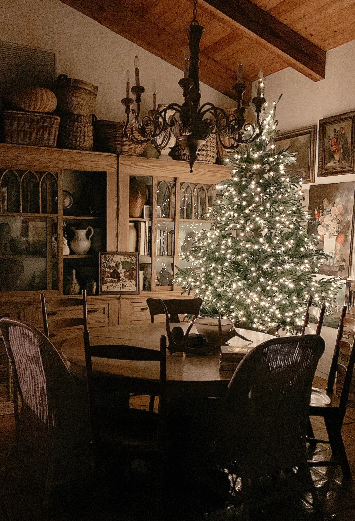 Cottage and rustic style Christmas tree idea
