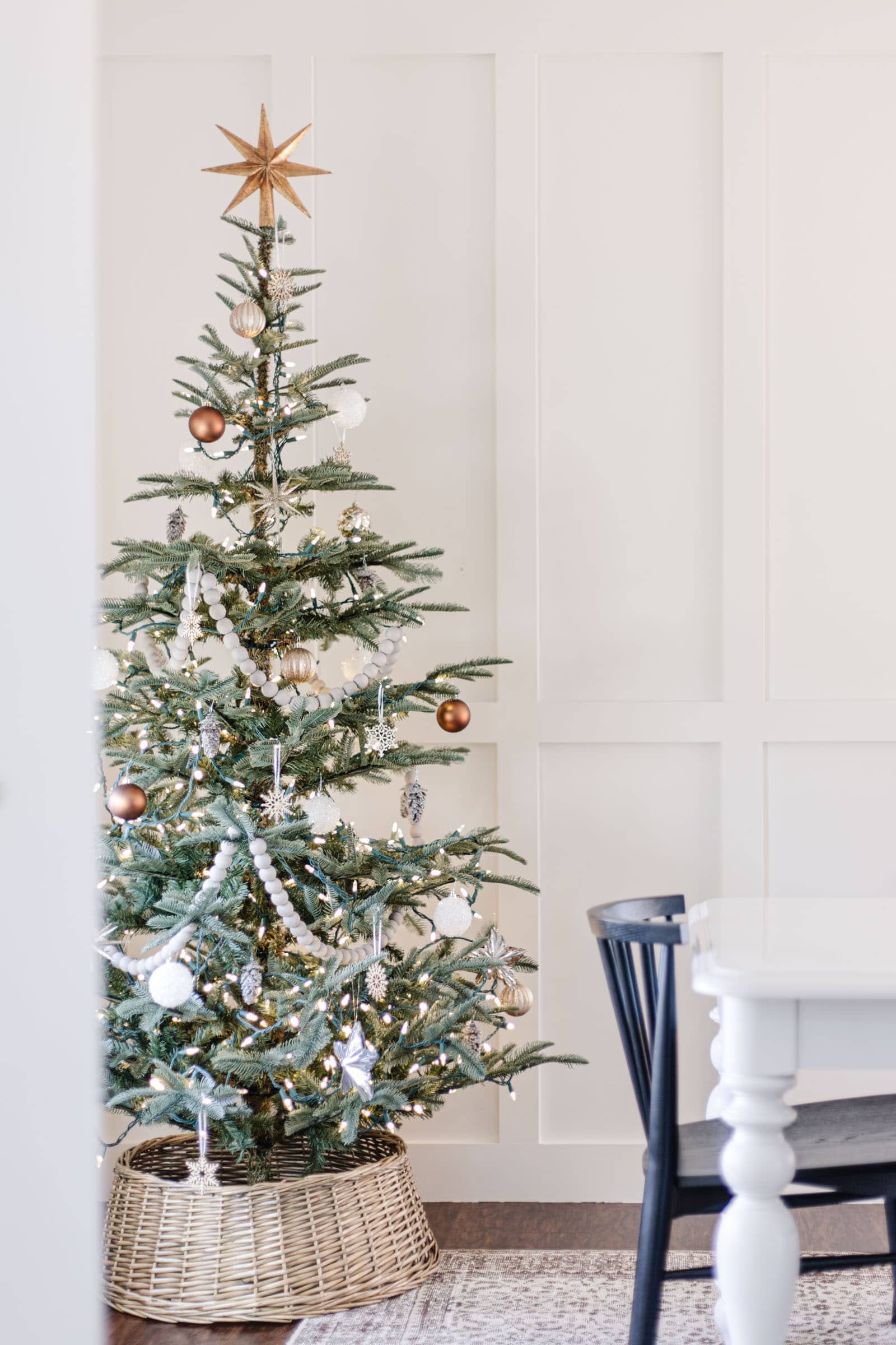 Cozy and simple style Christmas tree idea