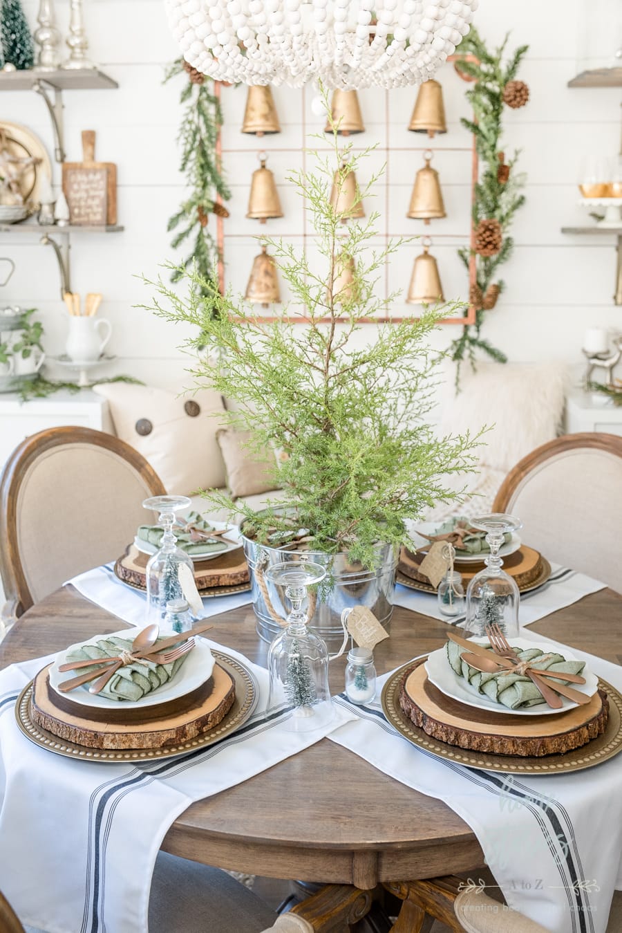 Traditional and elegant centerpiece idea with rustic style