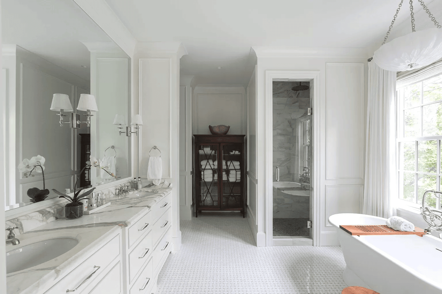 Charleston Harbor home tour featuing lush bathroom