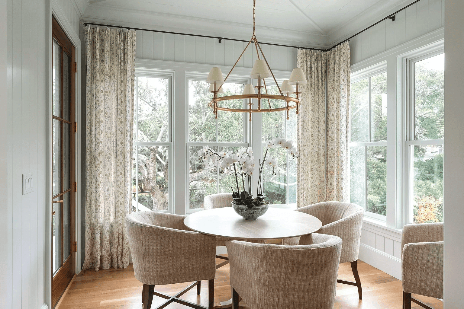 Home tour featuring Charleston Harbor home with traditional contemporary breakfast nook