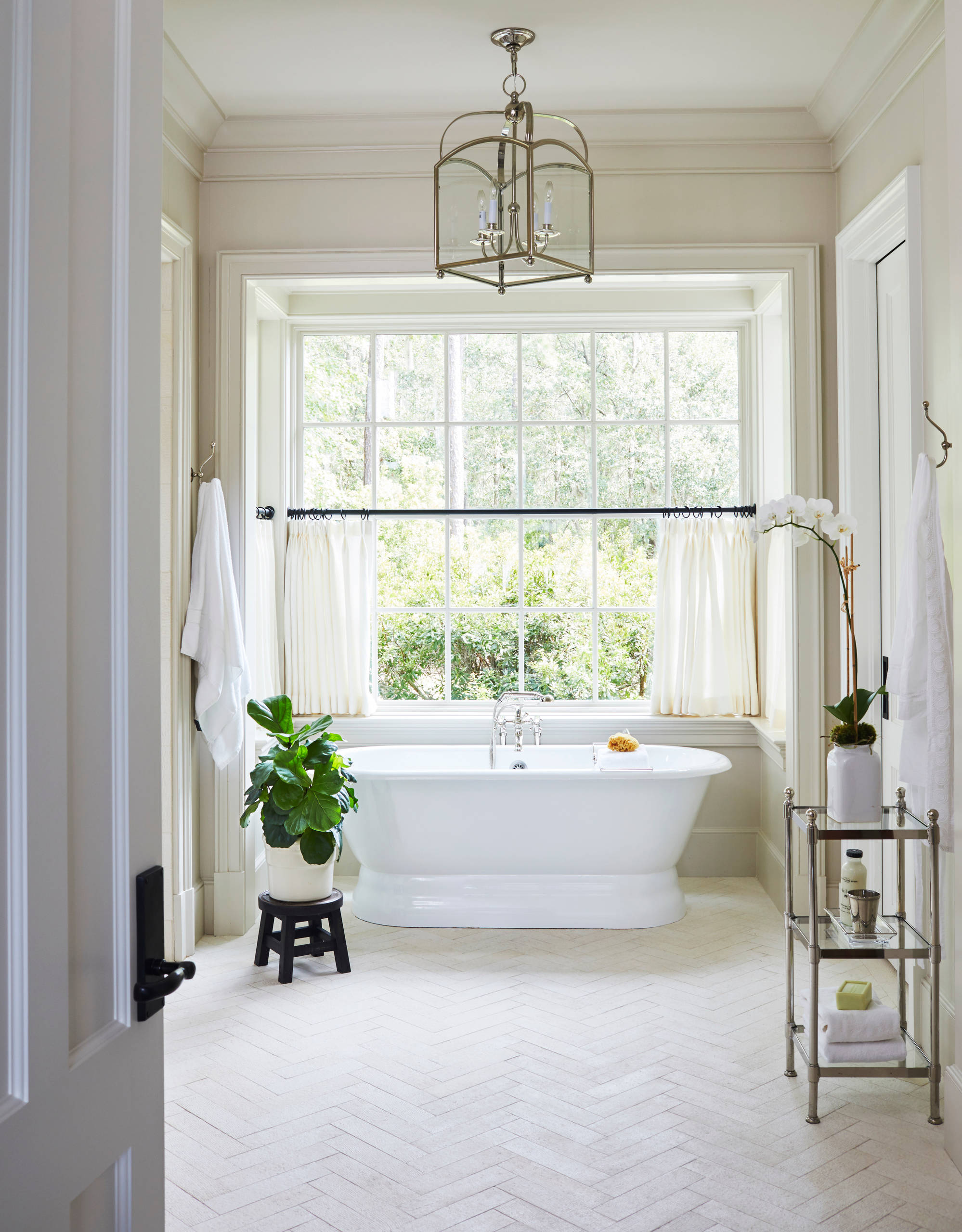 Atlanta Home tour titled "Relaxed Island Life - Coastal Home Tour" with a coastal inspired decor with traditional elements.