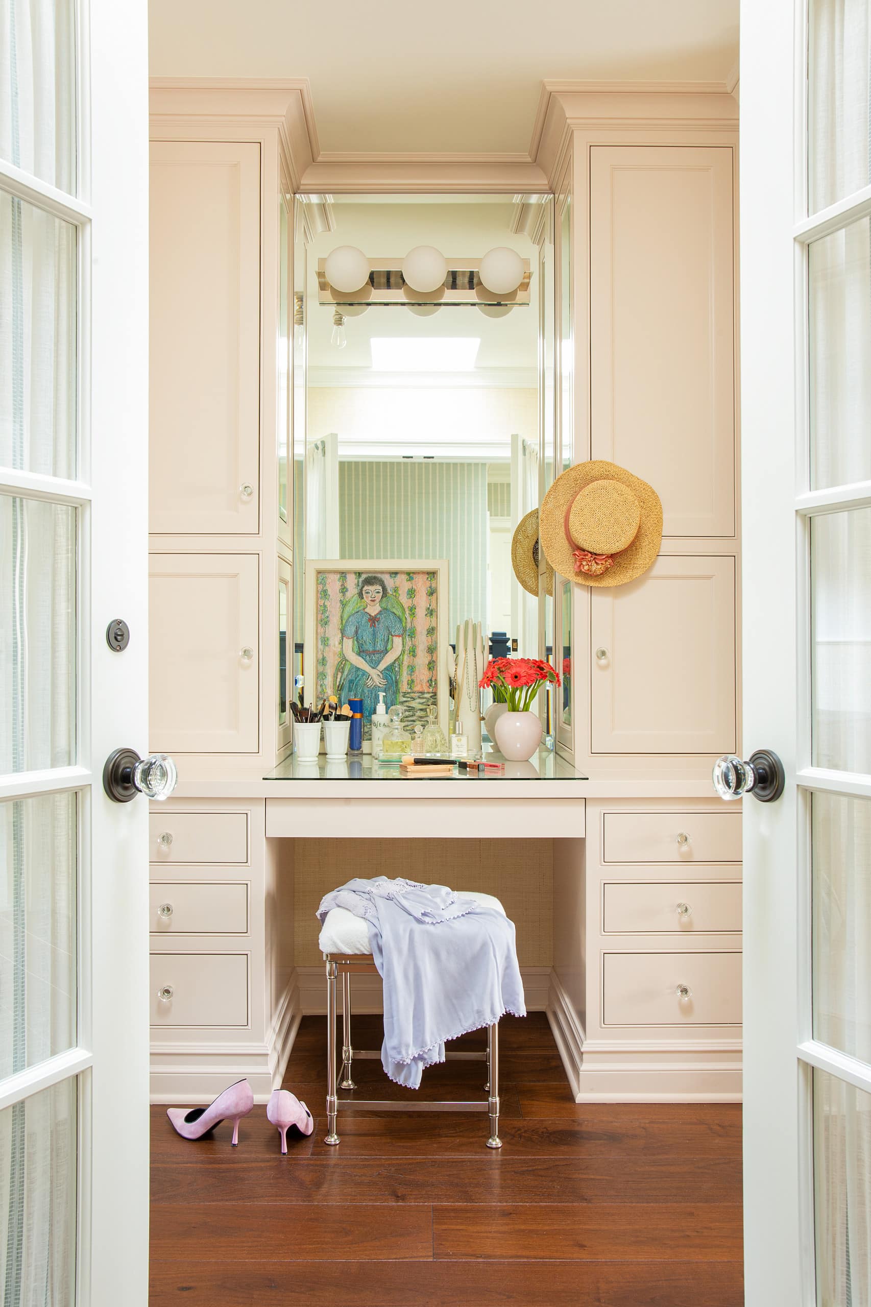 Cheery beach style retreat closet featured on home tour