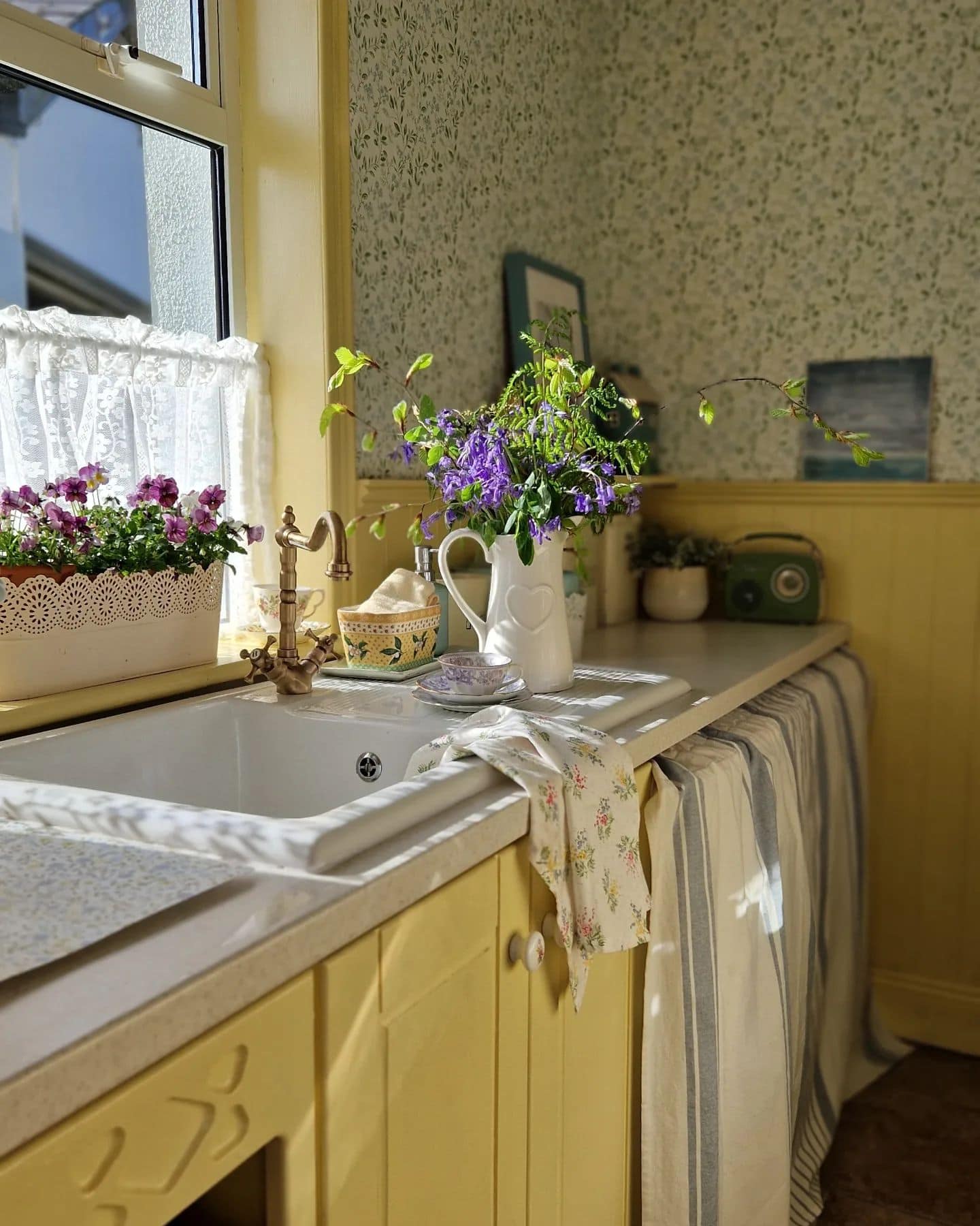 Yellow kitchen shown as example for old and outdated kitchen ideas