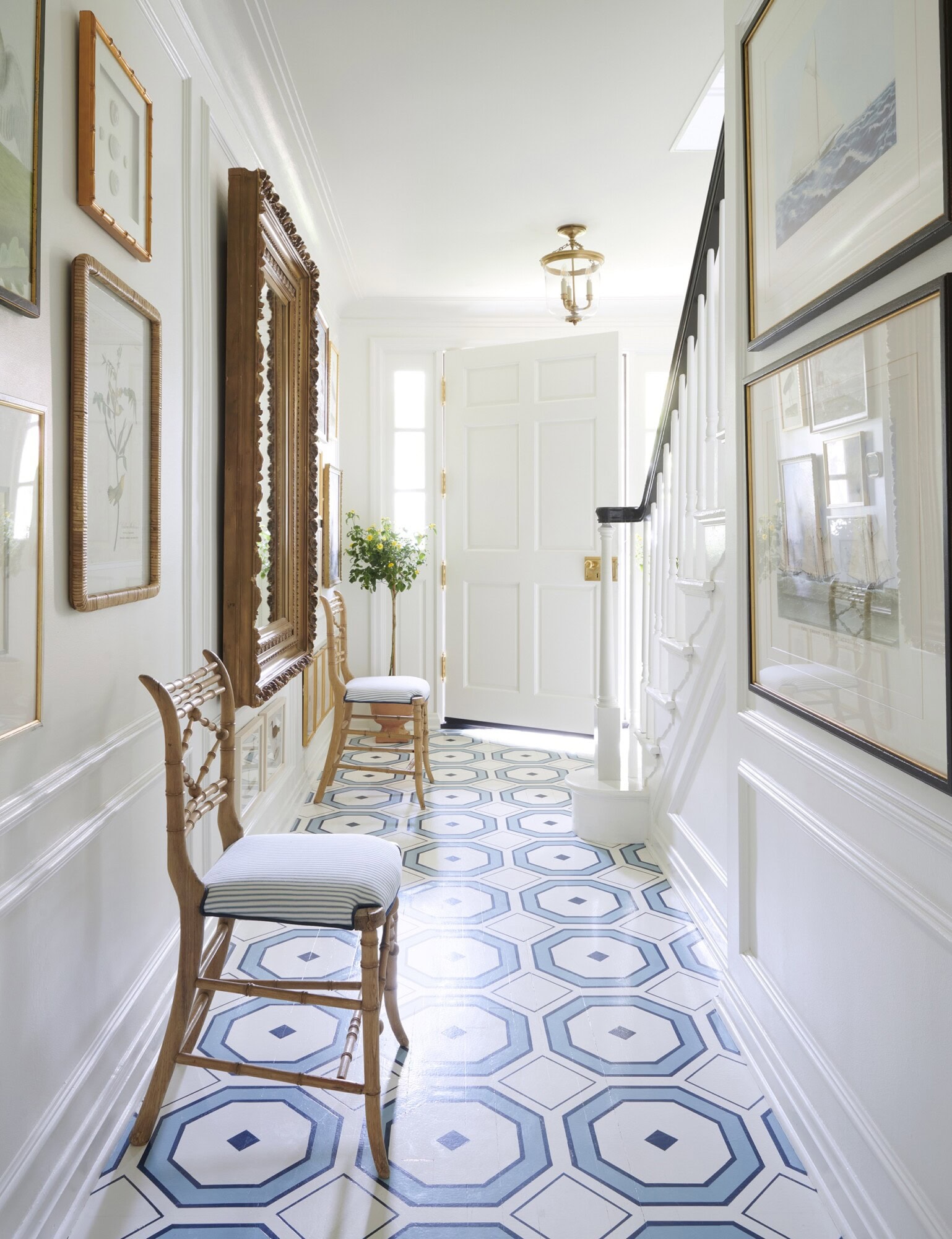 Amy Studebaker interior design featuring a traditional entryway with coastal details
