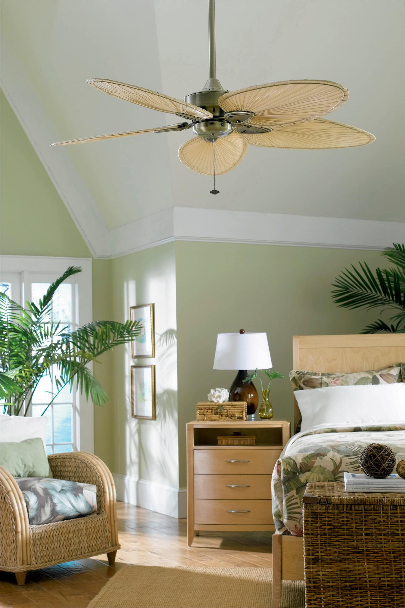 tropical decor bedroom featuring tropica elements