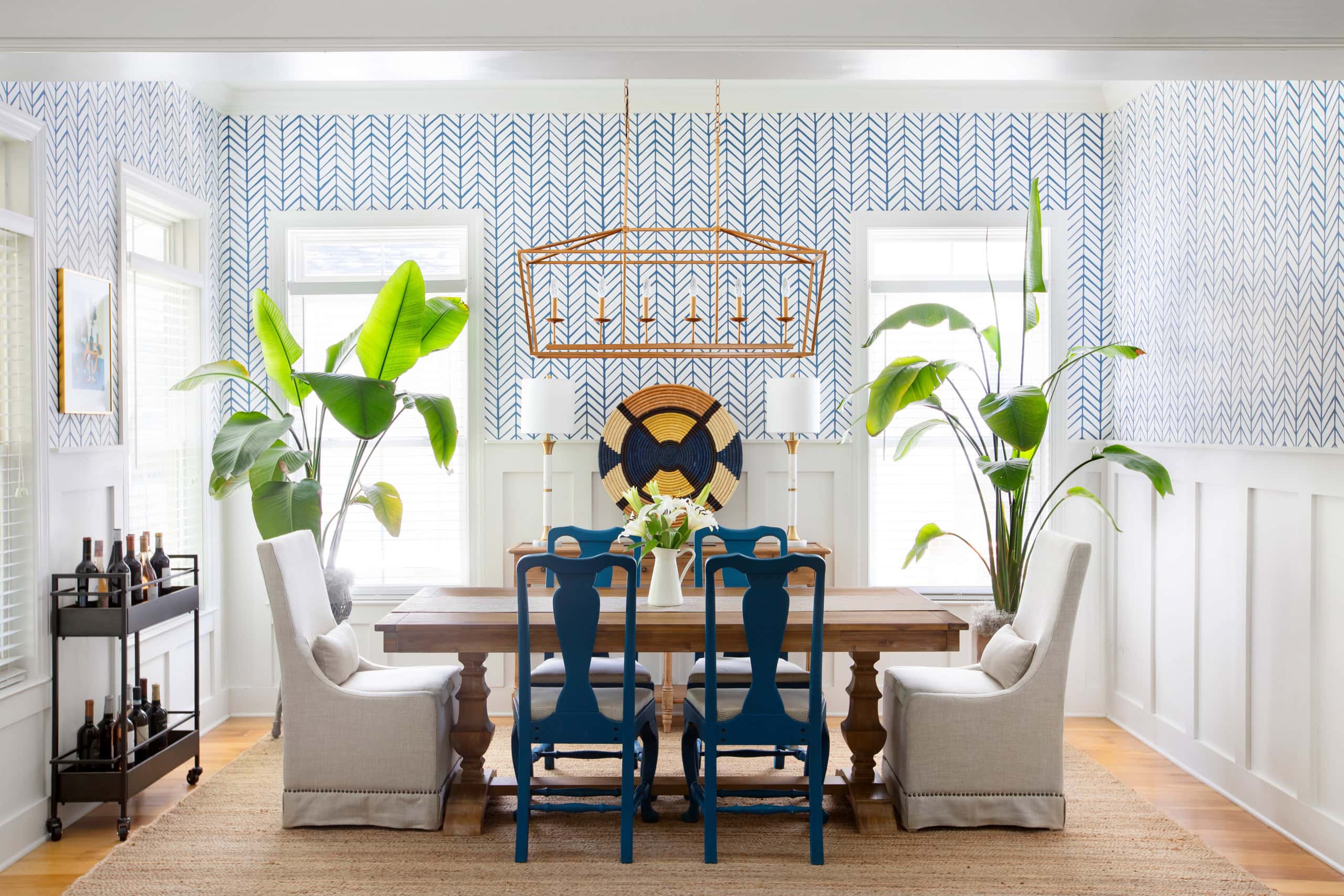 Living room with a tropical decor featuring bold blue wallpaper