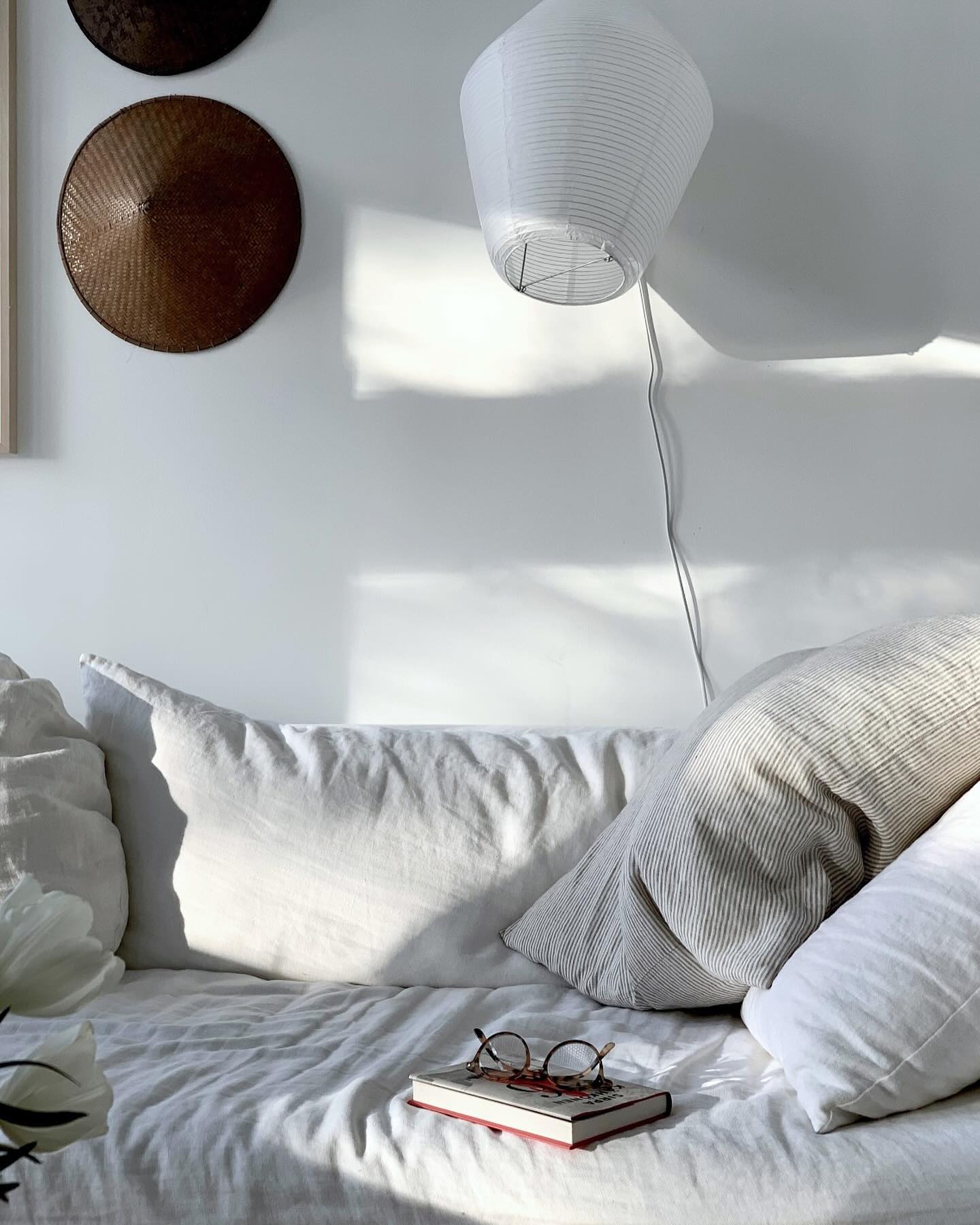 Minimalist decor for summer idea featuring neutral living room
