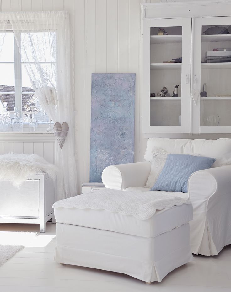 Minimalist decor for summer idea featuring coastal living room