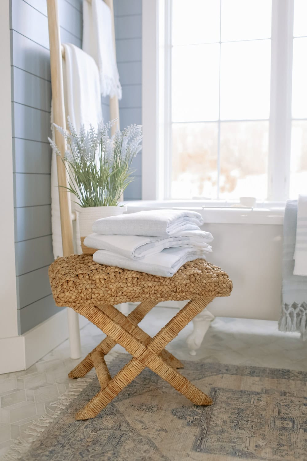 Coastal budget bathroom remodeling ideas featuring blue walls