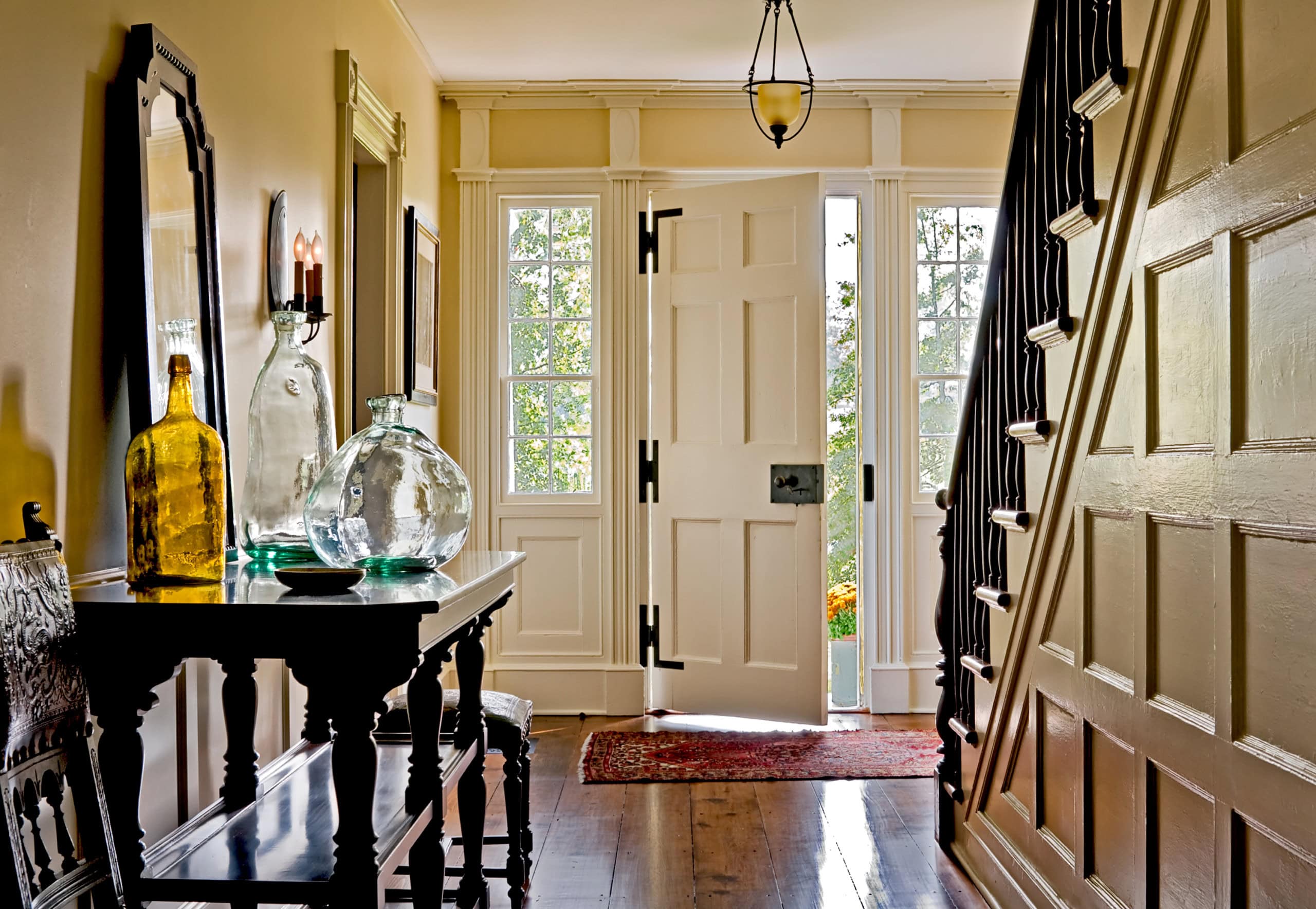 Example of traditional nancy mayer-styled foyer decorating ideas