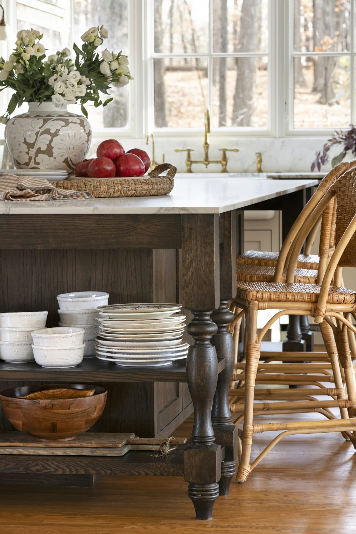Breakfast nook in a classic fresh traditional decor style by Bria Hammel Interiors