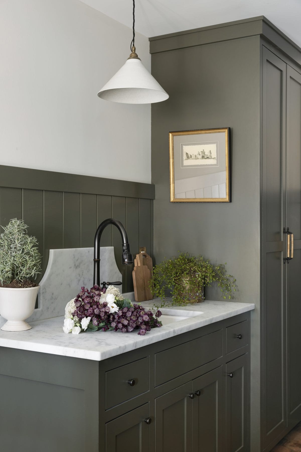 Kitchen in a classic fresh traditional decor style by Bria Hammel Interiors