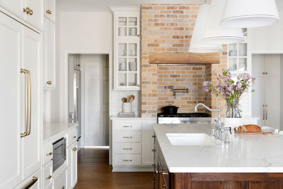 Kitchen in a classic fresh traditional decor style by Bria Hammel Interiors