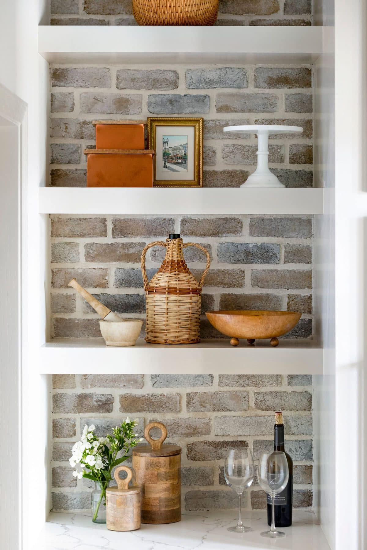 Kitchen in a classic fresh traditional decor style by Bria Hammel Interiors