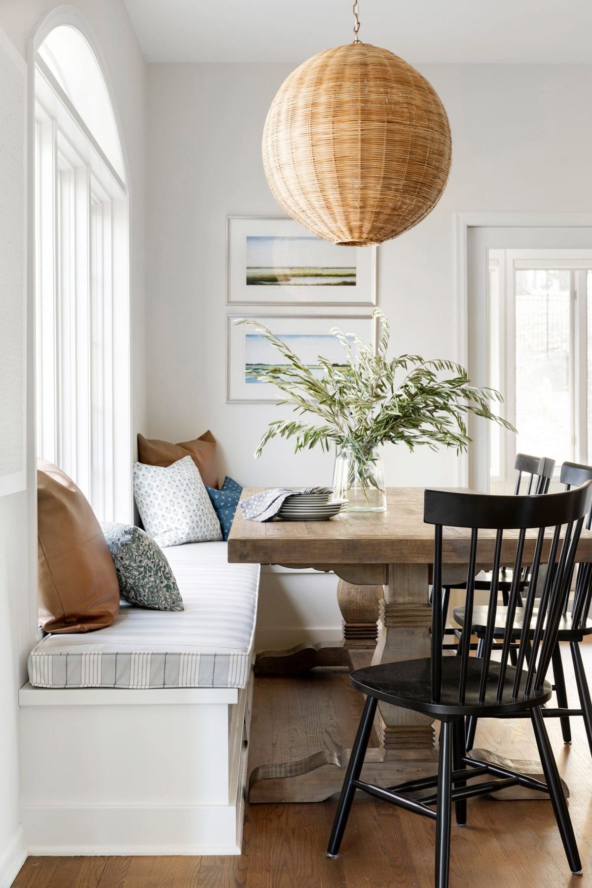 Breakfast nook in a classic fresh traditional decor style by Bria Hammel Interiors