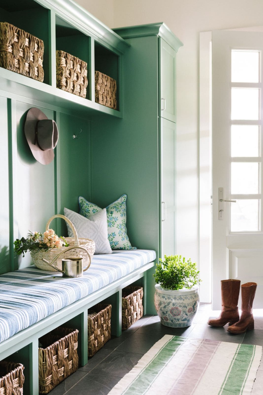 Mudroom in a classic fresh traditional decor style by Bria Hammel Interiors