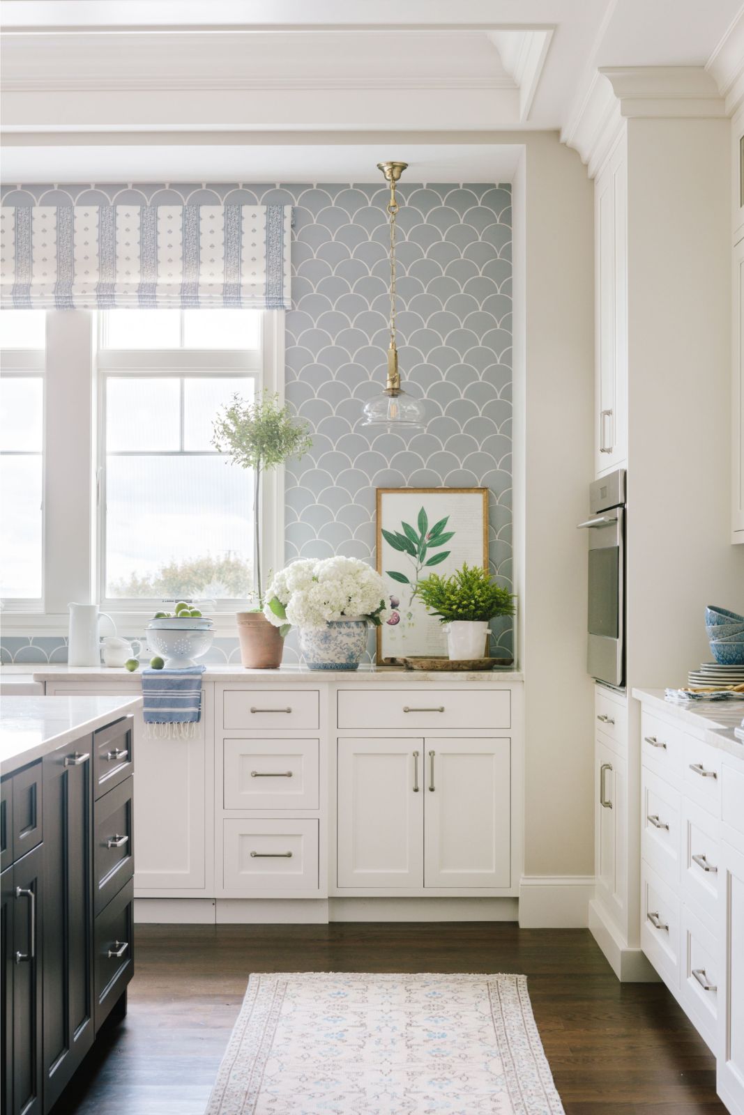 Kitchen in a classic fresh traditional decor style by Bria Hammel Interiors