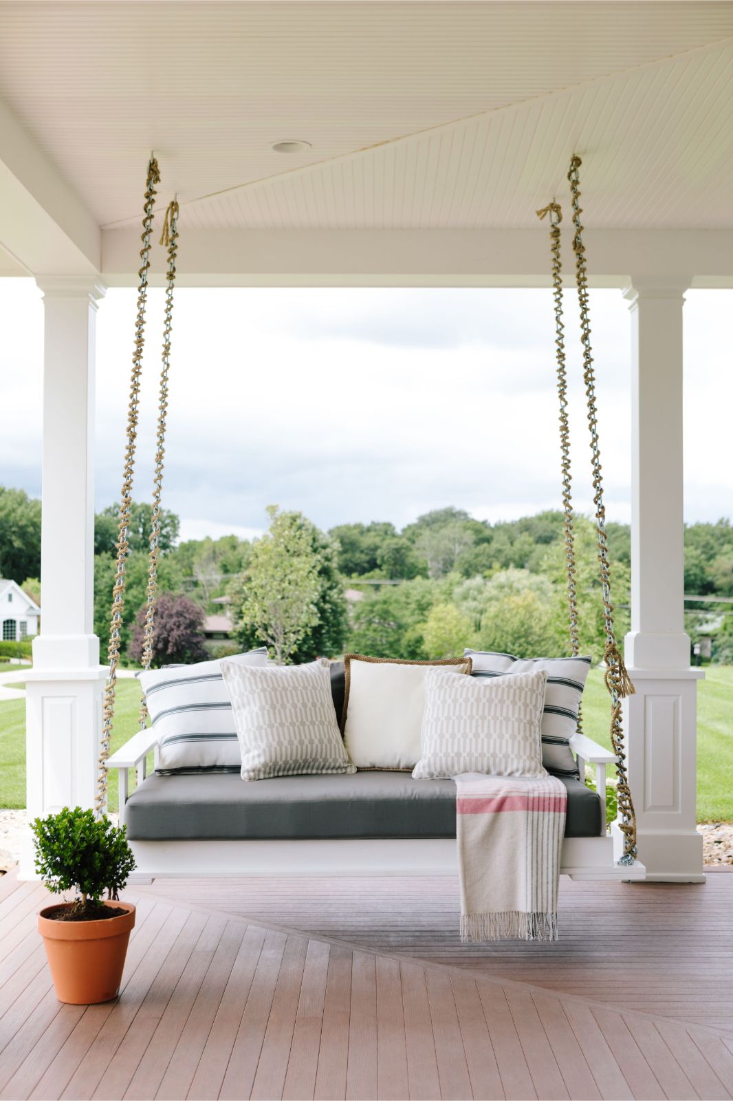 Porch in a classic fresh traditional decor style by Bria Hammel Interiors