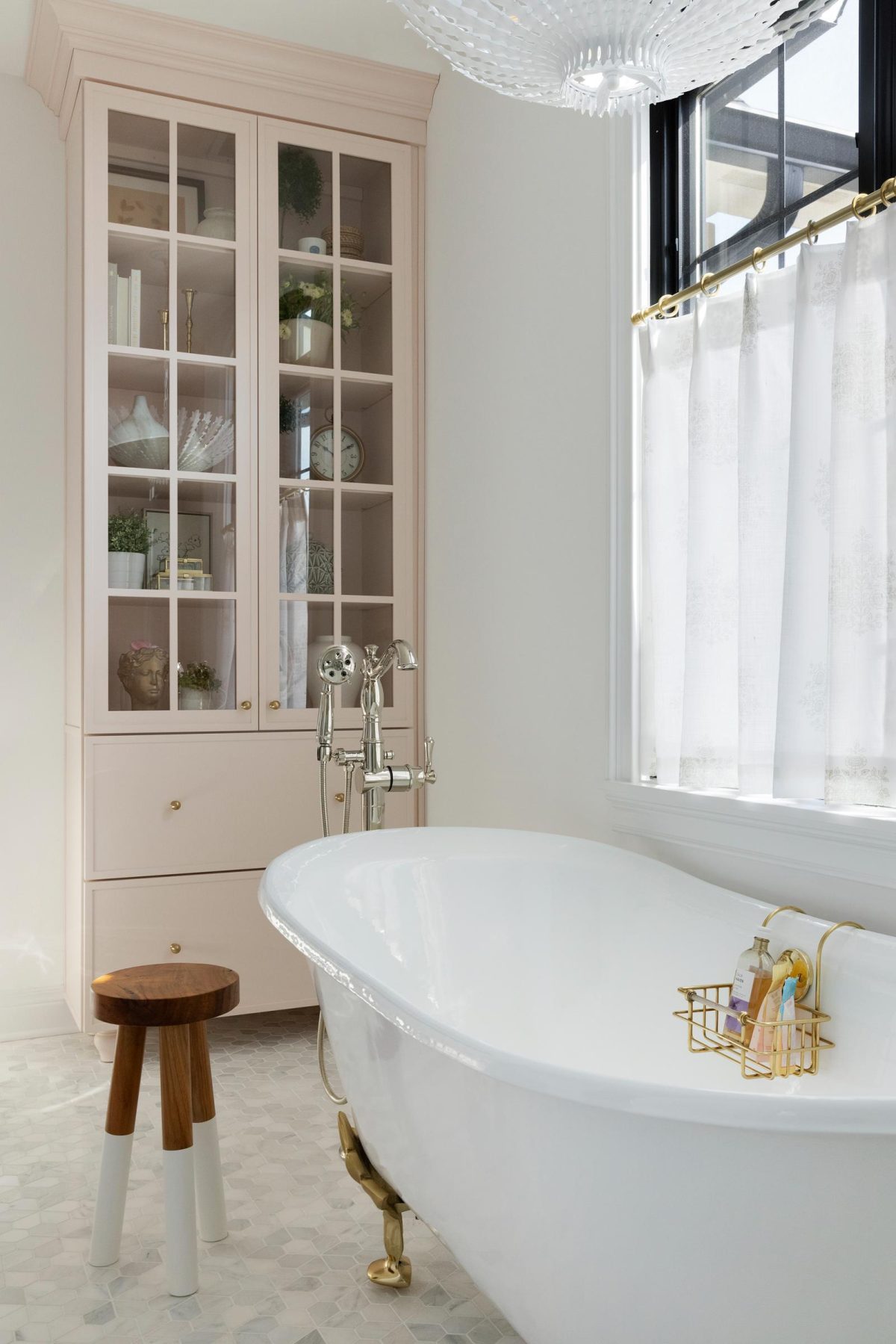 Bathroom in a classic fresh traditional decor style by Bria Hammel Interiors