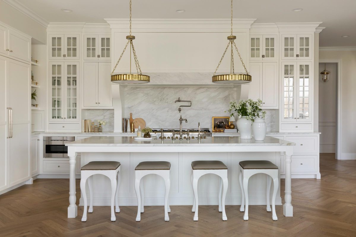 Kitchen in a classic fresh traditional decor style by Bria Hammel Interiors