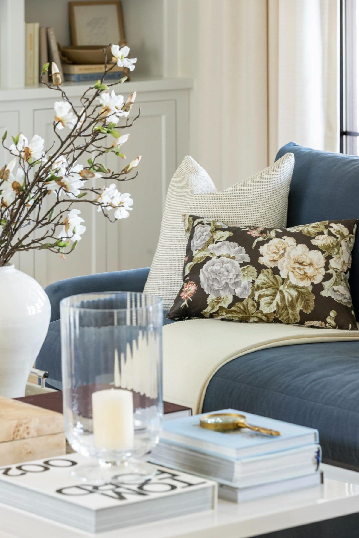 Living room in a classic fresh traditional decor style by Bria Hammel Interiors