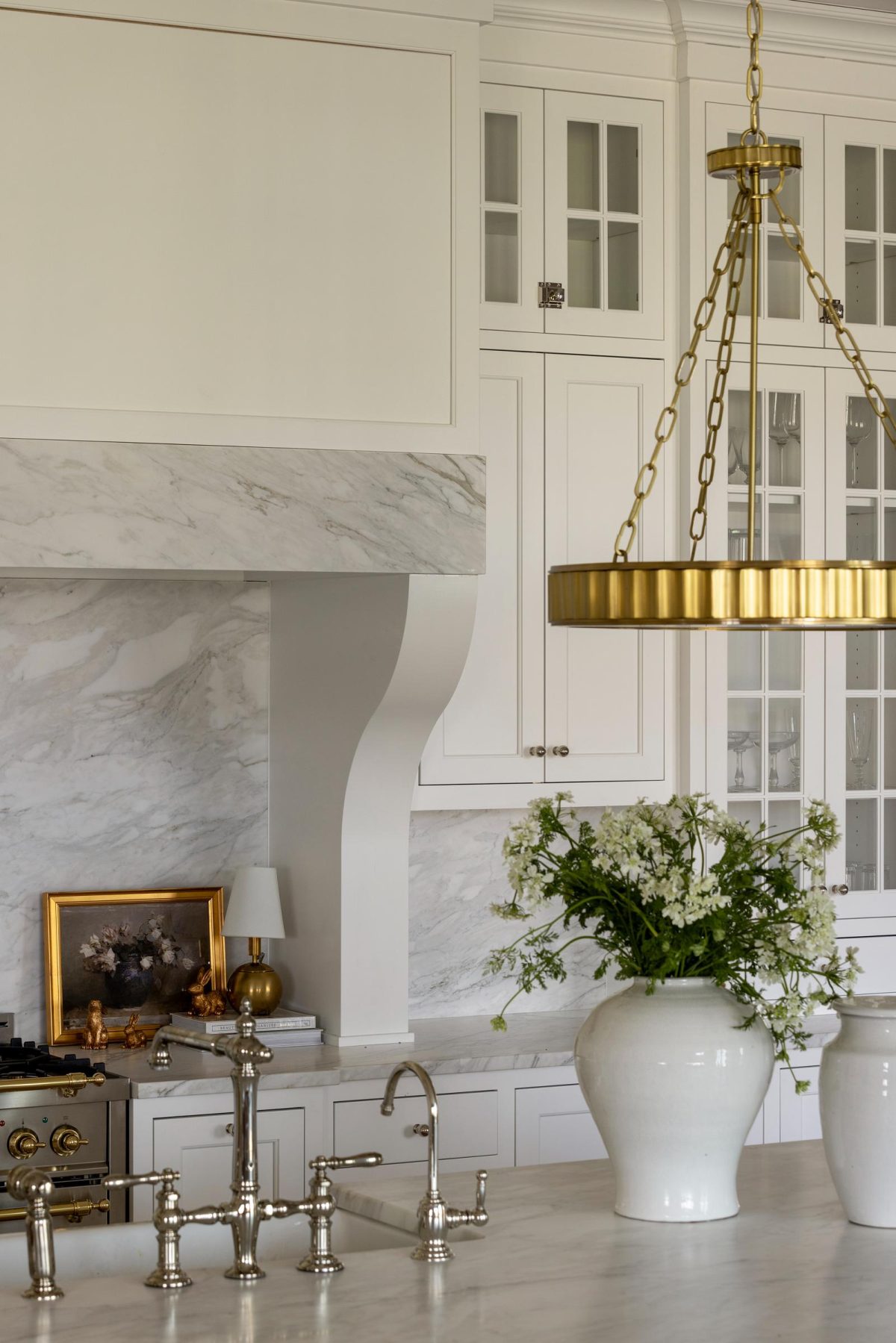 Kitchen in a classic fresh traditional decor style by Bria Hammel Interiors