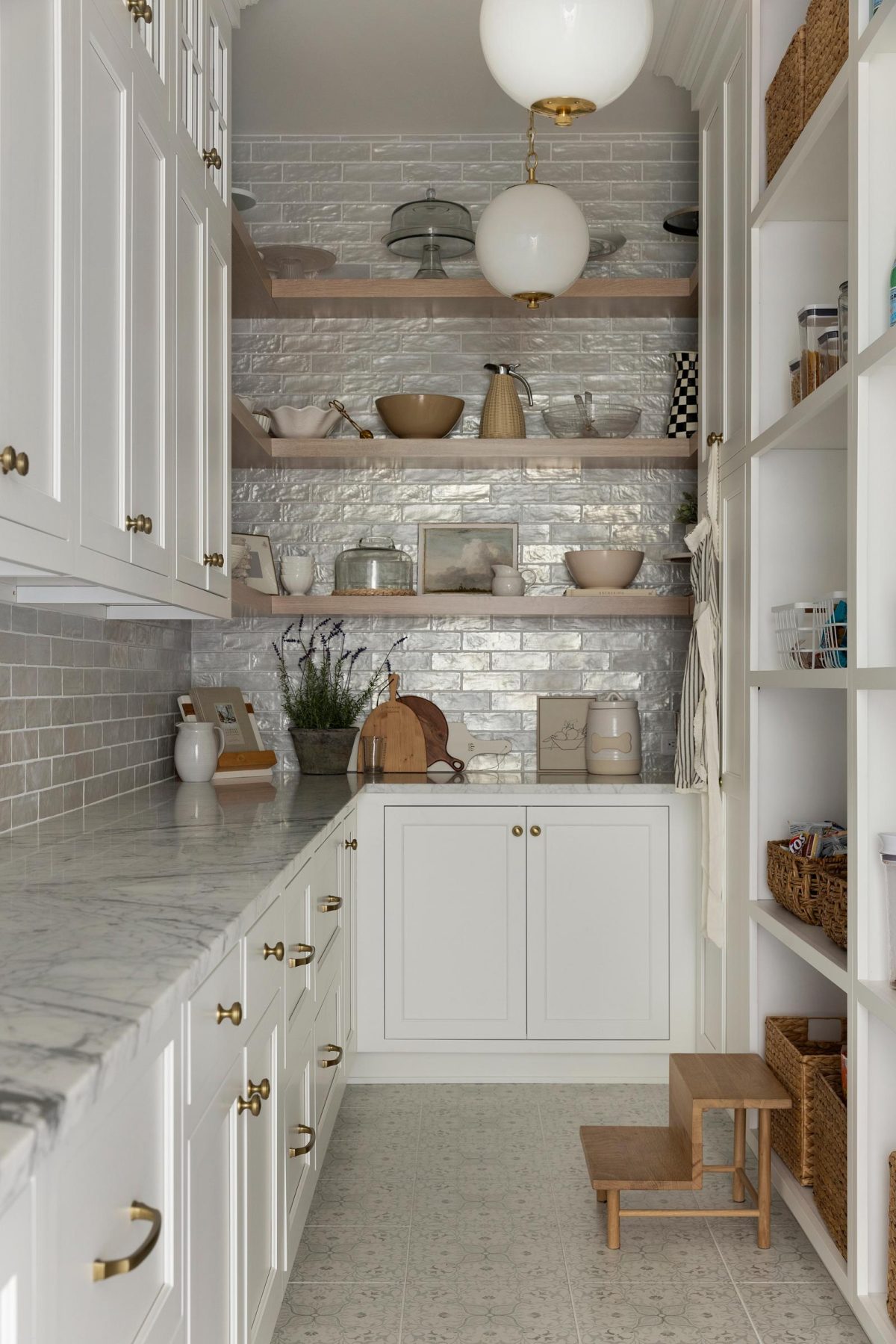 Kitchen in a classic fresh traditional decor style by Bria Hammel Interiors
