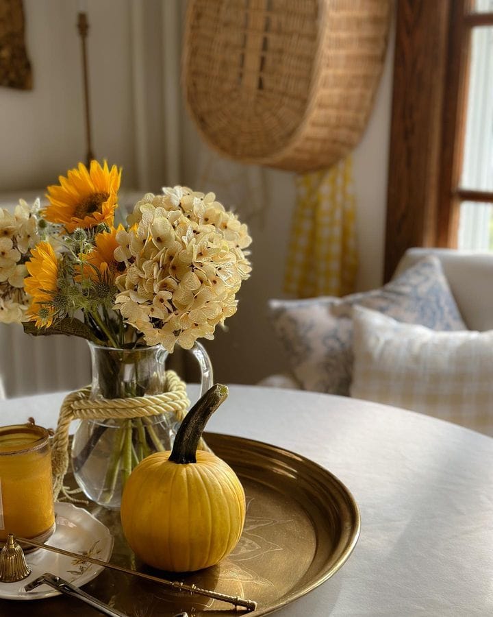 Example of minimalist fall decor ideas featuring floral fall arrangement